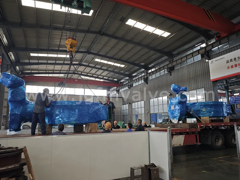 DN2400DN1000旋球阀发往化工行业客户现场